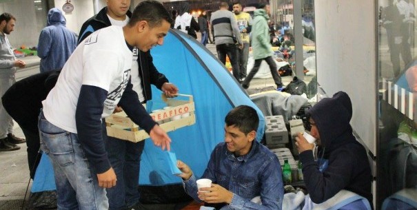 Der Wiener Hauptbahnhof ist voll mit ankommenden Fl&uuml;chtlingen und helfenden H&auml;nden. &copy; MJ&Ouml;