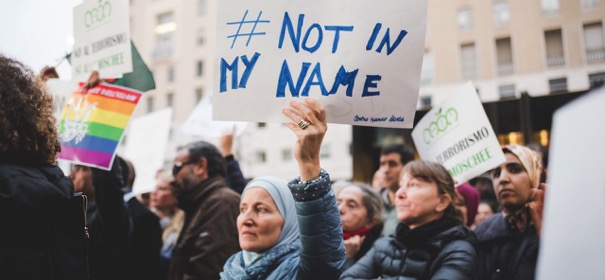 Symbolbild: Muslimische Frau demonstriert gegen Gewalt in ihrem Namen © Shutterstock