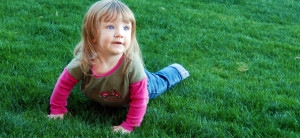 Kind spielt auf dem Rasen