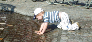 Kind spielt im Wasser