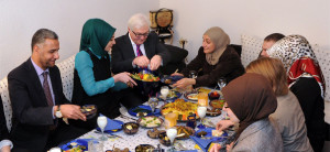 Steinmeier bei Islamic Relief - Speisen für Waisen