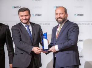IGMG-Vorsitzender Kemal Ergün überreicht Plakette an Oğuz Üçüncü
