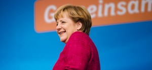 In einem Interview mit der Passauer Neuen Presse erklärte Bundeskanzlerin Angela Merkel (CDU), die EU sei keine Sozialunion. Kritiker aus verschiedenen Lagern werfen der Bundeskanzlerin seitdem vor, rechtspopulistische Ressentiments aufzugreifen und selbst zu schüren. Schließlich hatten die rechtsextreme NPD ("Wir sind nicht das Sozialamt der Welt.") und die als rechtspopulistisch geltende AfD ("Wir sind nicht das Weltsozialamt.") ähnliche Slogans im Wahlkampf benutzt. Nun hat sich auch der Vorsitzende des Interkulturellen Rates, Jürgen Micksch, kritisch zu den Äußerungen der Bundeskanzlerin zu Wort gemeldet. Micksch bezeichnete es als "Wahlhilfe für Rechtspopulisten", wenn die Bundeskanzlerin sage: "Wir wollen Hartz IV nicht für EU-Bürger zahlen, die sich allein zur Arbeitssuche in Deutschland aufhalten". Merkel verschweige, dass eine angebliche Zuwanderung in die Sozialsysteme kaum stattfinde. Frieden wird gefährdet "Europaweit greifen Regierungen die Argumentationen von Rechtspopulisten auf, deren gemeinsamer Kern rassistische Einstellungen sind. Das stärkt den Rassismus in der Bevölkerung. Der Frieden in unserer Gesellschaft und in den europäischen Ländern wird dadurch gefährdet. Aufgabe verantwortlicher Politik ist die kritische Auseinandersetzung mit rassistischer Stimmungsmache", so Jürgen Micksch. Nach den Wahlen werde es eine der wichtigsten Herausforderungen für das Europäische Parlament sein, europäische und nationale Programme gegen Rassismus und Rechtsextremismus auf den Weg zu bringen. Dankbar sei der Interkulturelle Rat dem Bundespräsidenten, der die Einwanderung befürworte und dazu anrege, nicht mehr von "wir und denen" zu reden. CSU macht Wahlkampf gegen Türken Unterdessen ist die CDU-Schwesterpartei CSU, die bereits mit dem Slogan "Wer betrügt, fliegt." für Schlagzeilen gesorgt hatte, mit einer neuen Aktion auffällig geworden. Die CSU beklebt derzeit ihre Europaplakate mit gelben Bannern, auf denen draufsteht: "Türkei-Beitritt verhindern!". Damit übernimmt die CSU weitere Slogans und Positionen von rechtsextremen und rechtspopulistischen Parteien.