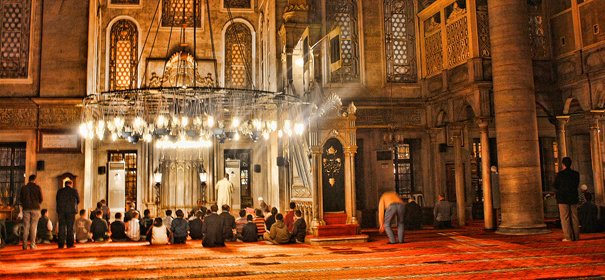 Junge Muslime beim Gebet in der Eyüp Sultan Moschee (Istanbul) -Bayern © by Halid Altuner auf Flickr (CC BY 2.0), bearbeitet islamiQ