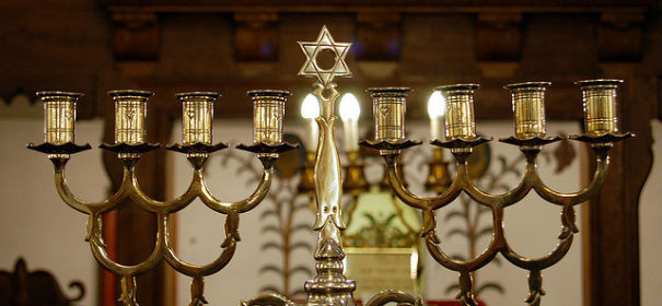 Synagoge © by oaø auf flickr.com (CC BY 2.0), bearbeitet IslamiQ