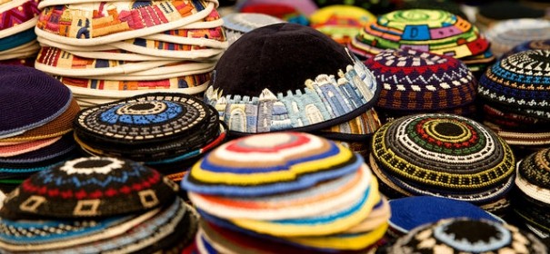 Kippa in bunten Farben © by Israel Photo Gallery auf Flickr (CC BY 2.0), bearbeitet islamiQ