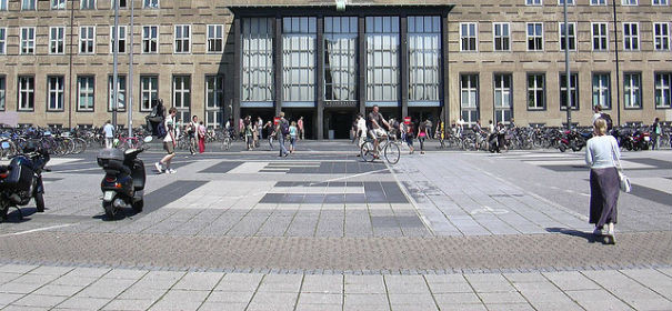 Symbolbild: Universität zu Köln. Viele Studenten fragen sich: wie komme ich an ein Stipendium? © by Tim Bartel auf flickr.com (CC BY 2.0),