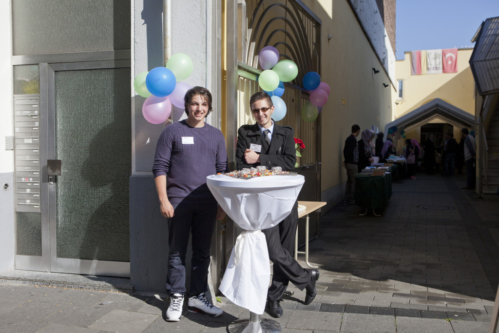 Enes und Ali begrüßen die Passanten und laden Sie in die Moschee ein. © EL