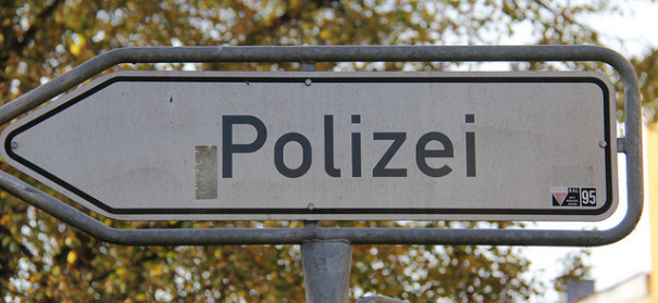 Symbolbild: Polizei © metropolico.org auf flickr, bearbeitet by IslamiQ