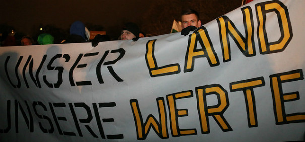 "Unser Land - Unsere Werte" Plakat, Rechtsextreme © Metropolico.org auf flickr, bearbeitet by IslamiQ