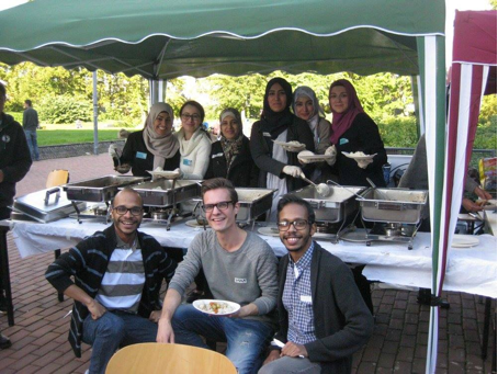 Festessen auf dem Campusgelände für Flüchtlinge (Eid al-atha), Teammitglieder bei der Essensausgabe. September 2015