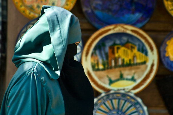 Symbolbild: Burka, Burkaverbot © Montse PB auf flickr (CC BY 2.0), bearbeitet by IslamiQ.