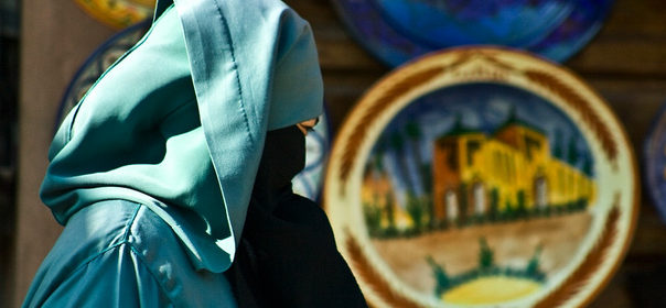 Symbolbild: Burka, Burkaverbot © Montse PB auf flickr (CC BY 2.0), bearbeitet by IslamiQ.