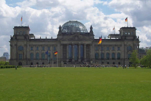 Der Bundestag Berlin © by malditofriki auf flickr, bearbeitet by IslamiQ.