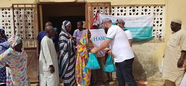 Helfer der Hilfsorganisation "Hasene" im Einsatz für Bedürftige zum Kurban 2017 © Hasene, bearbeitet iQ