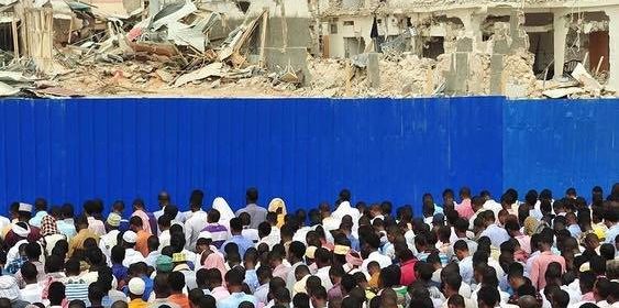 Tausende haben sich in Somalia zum Gebet versammelt. © streetmedianews