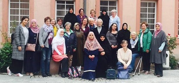Muslimische und christliche Frauen werden Kulturmittlerin