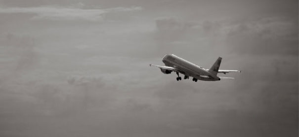 Ein Flugzeug (Symbolfoto) © Matthias Rhomberg auf flickr.com (CC 2.0), bearbeitet by iQ.