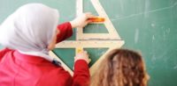 Symbolbild: Lehrerin mit Kopftuch in der Schule, CDU © Shutterstock, bearbeitet by iQ.