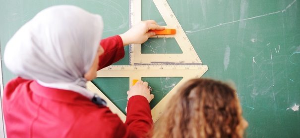 Symbolbild: Lehrerin mit Kopftuch in der Schule, CDU © Shutterstock, bearbeitet by iQ.