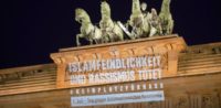 Mit Lichtinstallationen ein Zeichen gegen Islamfeindlichkeit setzen. © CLAIM Berlin