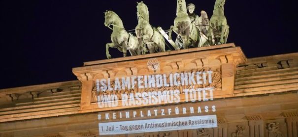 Mit Lichtinstallationen ein Zeichen gegen Islamfeindlichkeit setzen. © CLAIM Berlin