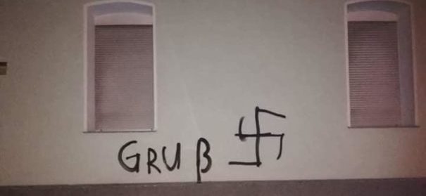 Hakenkreuz an der Wand der DITIB-Moschee in Gladbeck (c)facebook