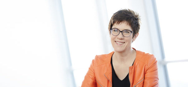 Annegret Kramp-Karrenbauer © Foto: CDU / Laurence Chaperon bearbeitet by IslamiQ)