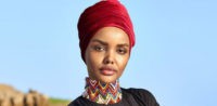 Model Halima Aden trägt einen Burkini © Twitter/MetalRabbit13, bearbeitet by IslamiQ.