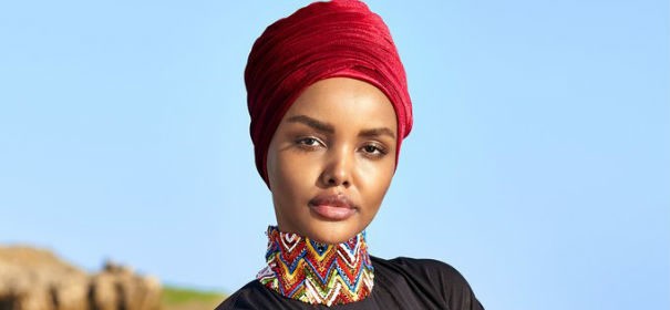 Model Halima Aden trägt einen Burkini © Twitter/MetalRabbit13, bearbeitet by IslamiQ.