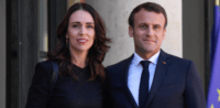 Jacinda Ardern und Emmanuel Macron während des Christchurch-Gipfels © Anadolu Agency, bearbeitet by IslamiQ.