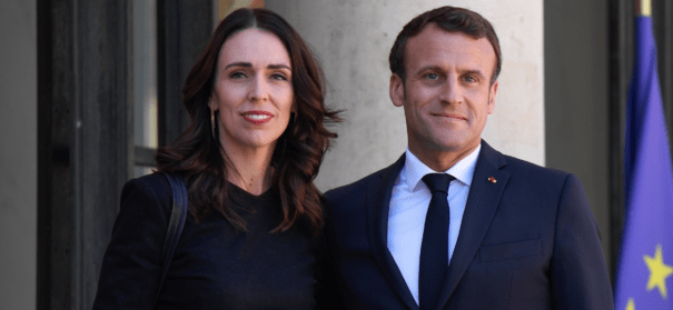 Jacinda Ardern und Emmanuel Macron während des Christchurch-Gipfels © Anadolu Agency, bearbeitet by IslamiQ.