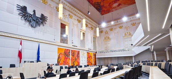 Bundesrat in Österreich genehmigt Kopftuchverbot © shutterstock, bearbeitet by IslamiQ.