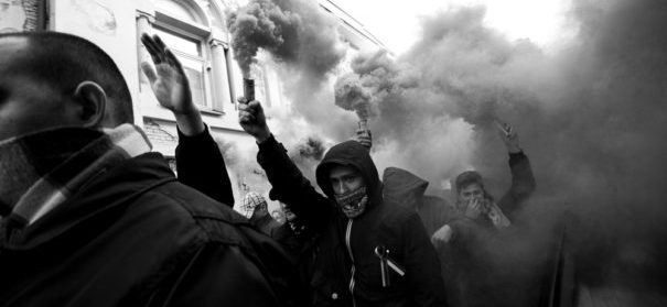 Gewalttaten, Terrorgefahr von Rechts, Hasskriminalität, (c)shutterstock, bearbeitet by iQ