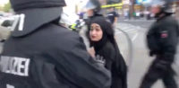 Polizei fixiert junge Muslimin