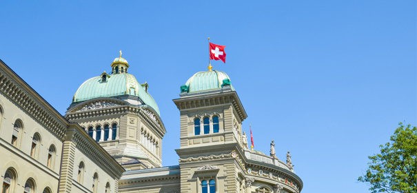 Schweizer Parlament, Schweiz © Shutterstock, bearbeitet by iQ.