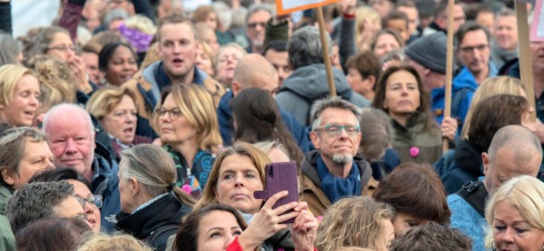 Symbolbild: Demonstration gegen Neonazi-Marsch © Shutterstock, bearbeitet by iQ.