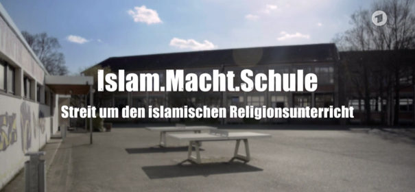 Screenshot aus dem Film Islam.Macht.Schule - Streit um den islamischen Religionsunterricht © ARD Mediathek, bearbeitet by iQ.