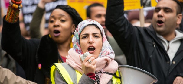 Symbolbild: Demo gegen Islamfeindlichkeit © Shutterstock, bearbeitet by iQ.