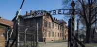 Auschwitz Arbeit macht frei © Shutterstock, bearbeitet by IslamiQ.