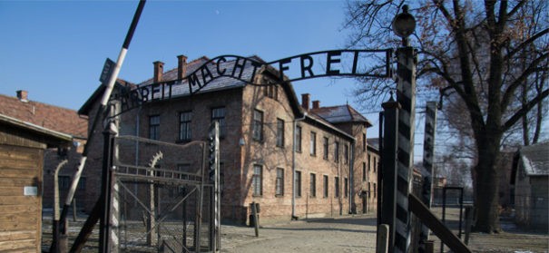 Auschwitz Arbeit macht frei © Shutterstock, bearbeitet by IslamiQ.