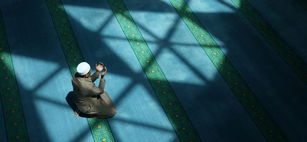 Symbolbild: Ramadan in der Moschee Shutterstock, bearbeitet by iQ