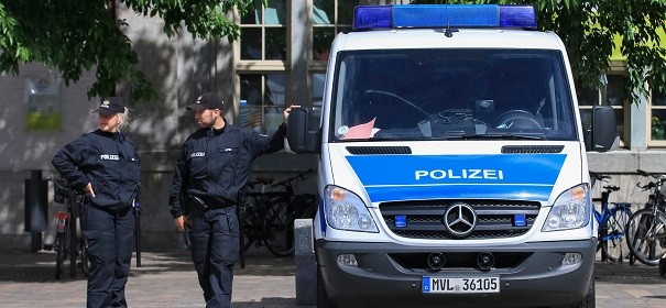 Polizeischutz, Polizei © Shutterstock, bearbeitet by iQ