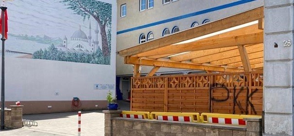 Moschee mit PKK beschmiert