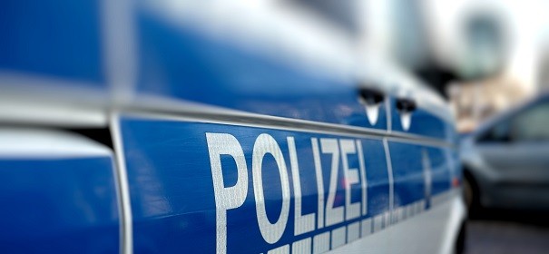 Flüchtlingsunterkunft, Polizei, Moschee © Shutterstock, bearbeitet by iQ