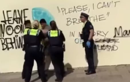 Polizeigewalt in Hamburg @facebook, bearbeitet by iQPolizeigewalt in Hamburg @facebook, bearbeitet by iQ