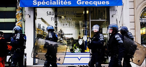 Polizei in Frankreich © shutterstock, bearbeitet by iQ.