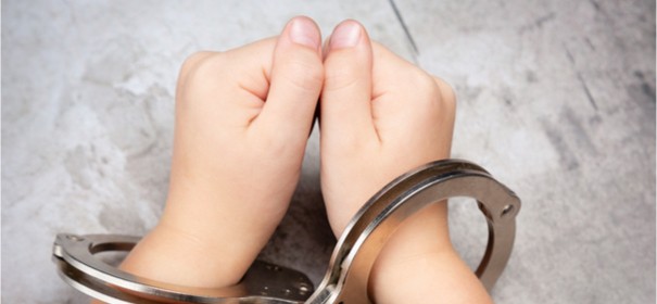 Symbolfoto: Kind mit Handschellen, Polizei