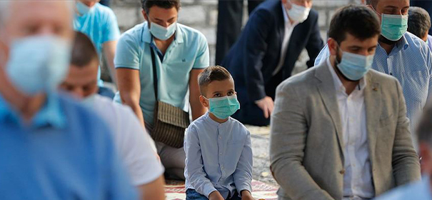 Muslime während dem Festgebet © Anadolu Agency, bearbeitet by iQ.