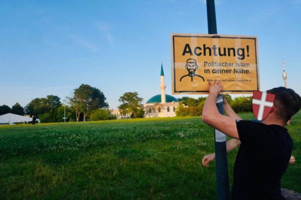 "Achtung! Politischer Islam in der Nähe" - Rassistische Plakate in Österreich (c)privat, bearbeitet by iQ